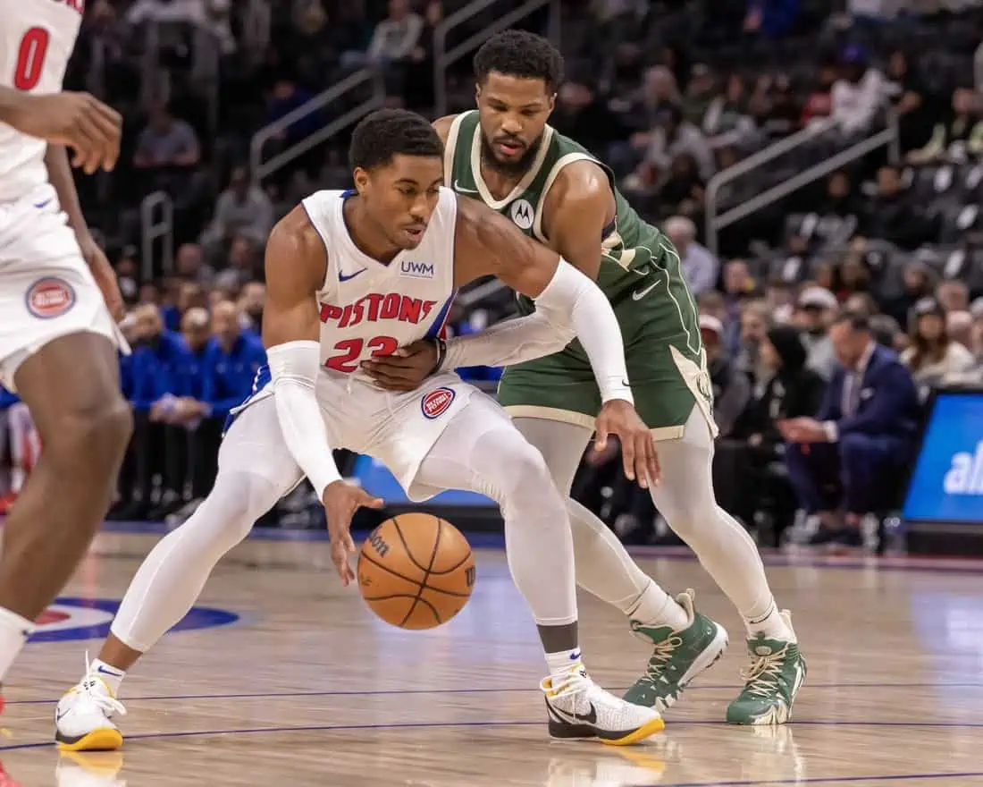 Giannis Antetokounmpos Triple Double Lifts Bucks Past Pistons Sportshub 7891